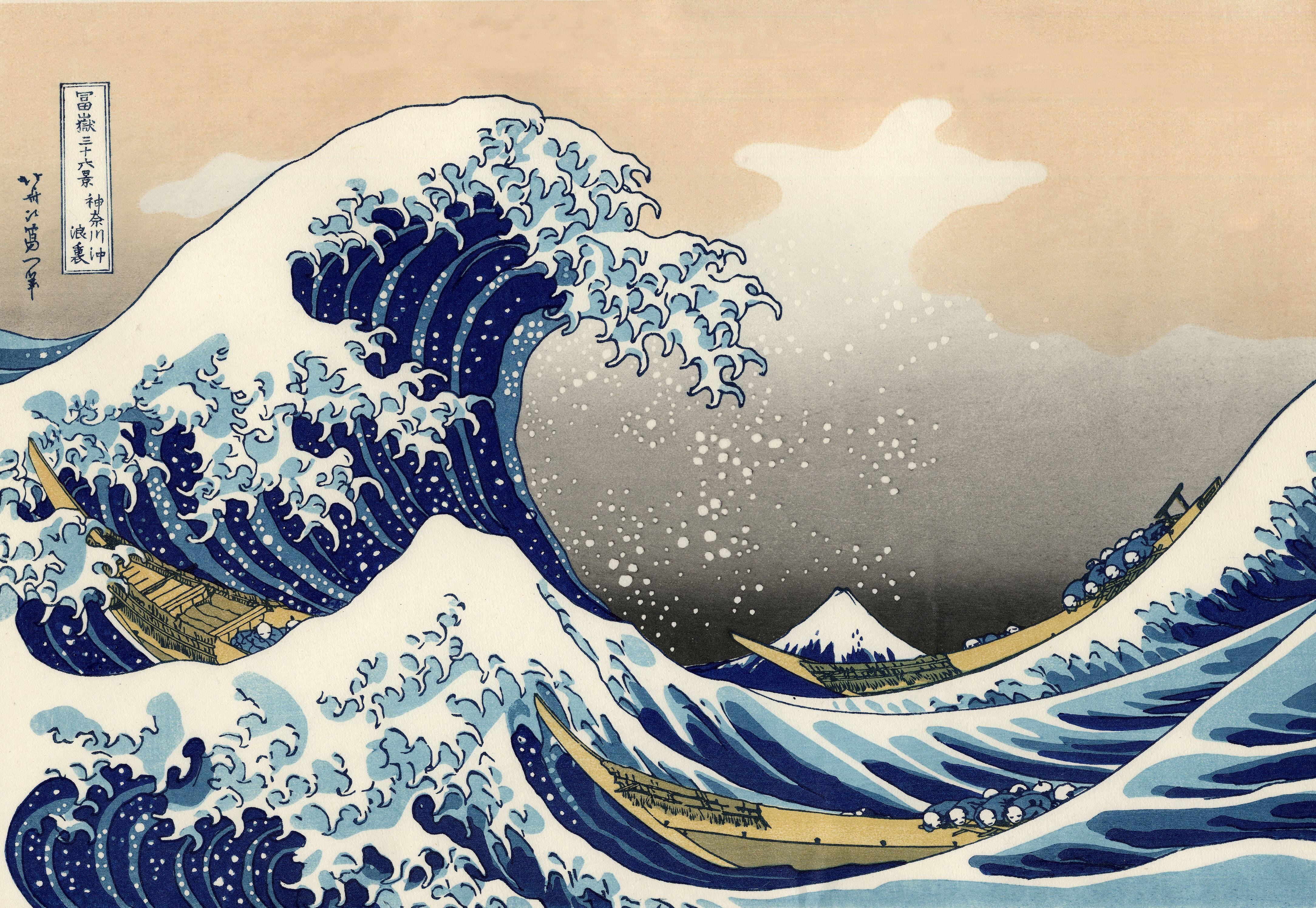 經典日本海浪 壁紙 — 一道高聳的藍色巨浪衝擊船隻，遠處富士山在蒼白的天空下清晰可見。