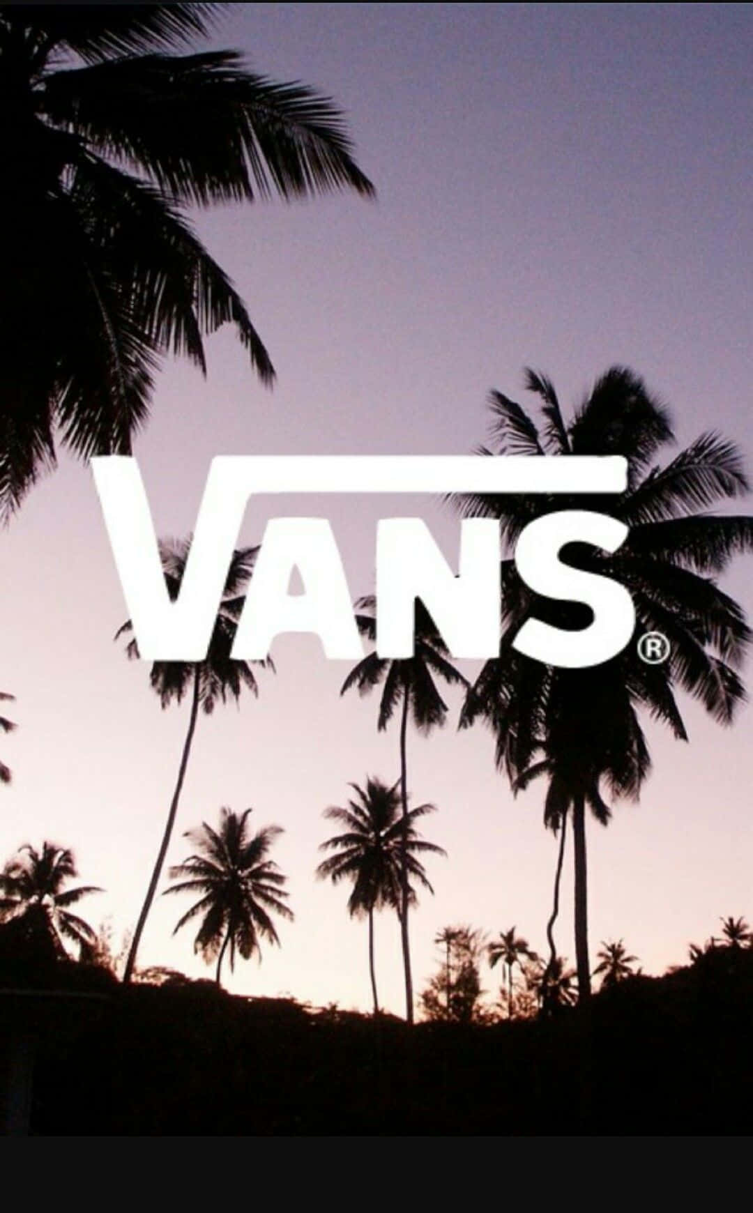 日落時棕櫚樹上的 Vans 標誌