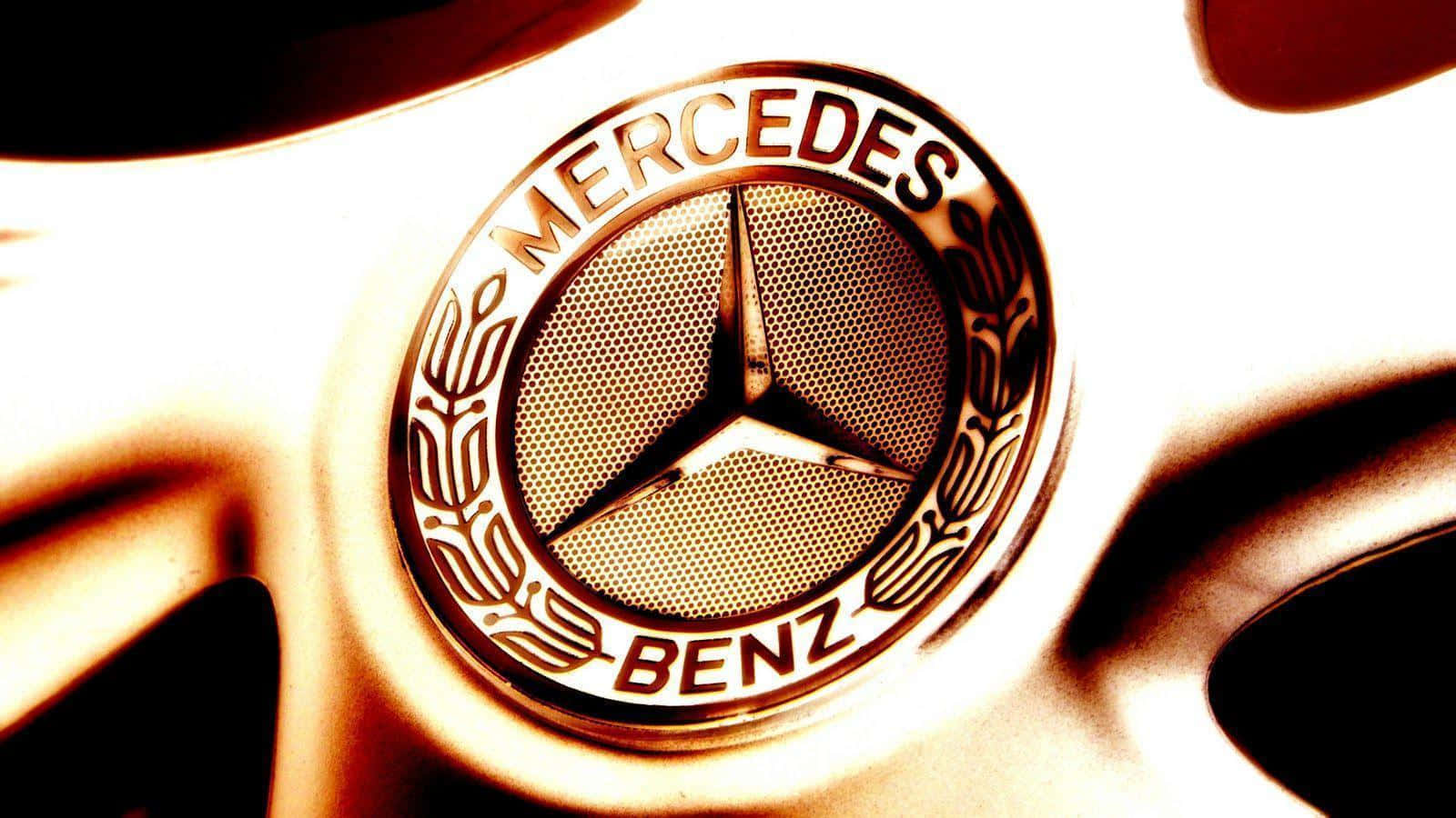 經典梅賽德斯-奔馳標誌 壁紙 — 特寫：汽車輪圈上的 Mercedes-Benz 徽章，帶有溫暖的金色燈光和淺景深。