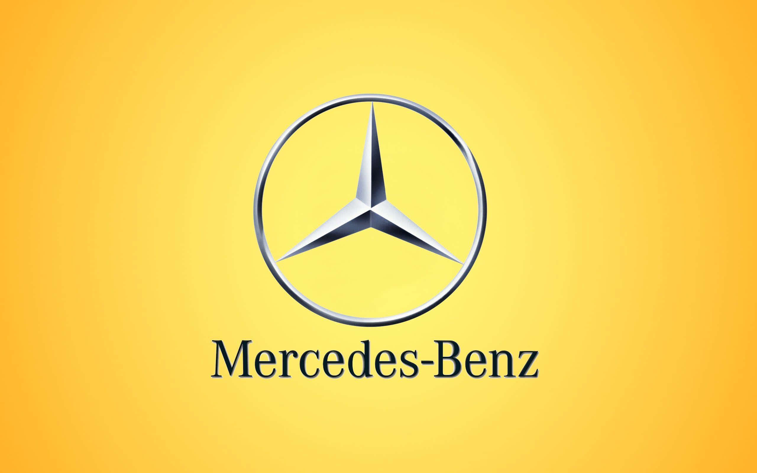 經典梅賽德斯-奔馳標誌 壁紙 — 閃亮的銀色 Mercedes-Benz 標誌居中於黃色漸變背景上，下方有品牌名稱。