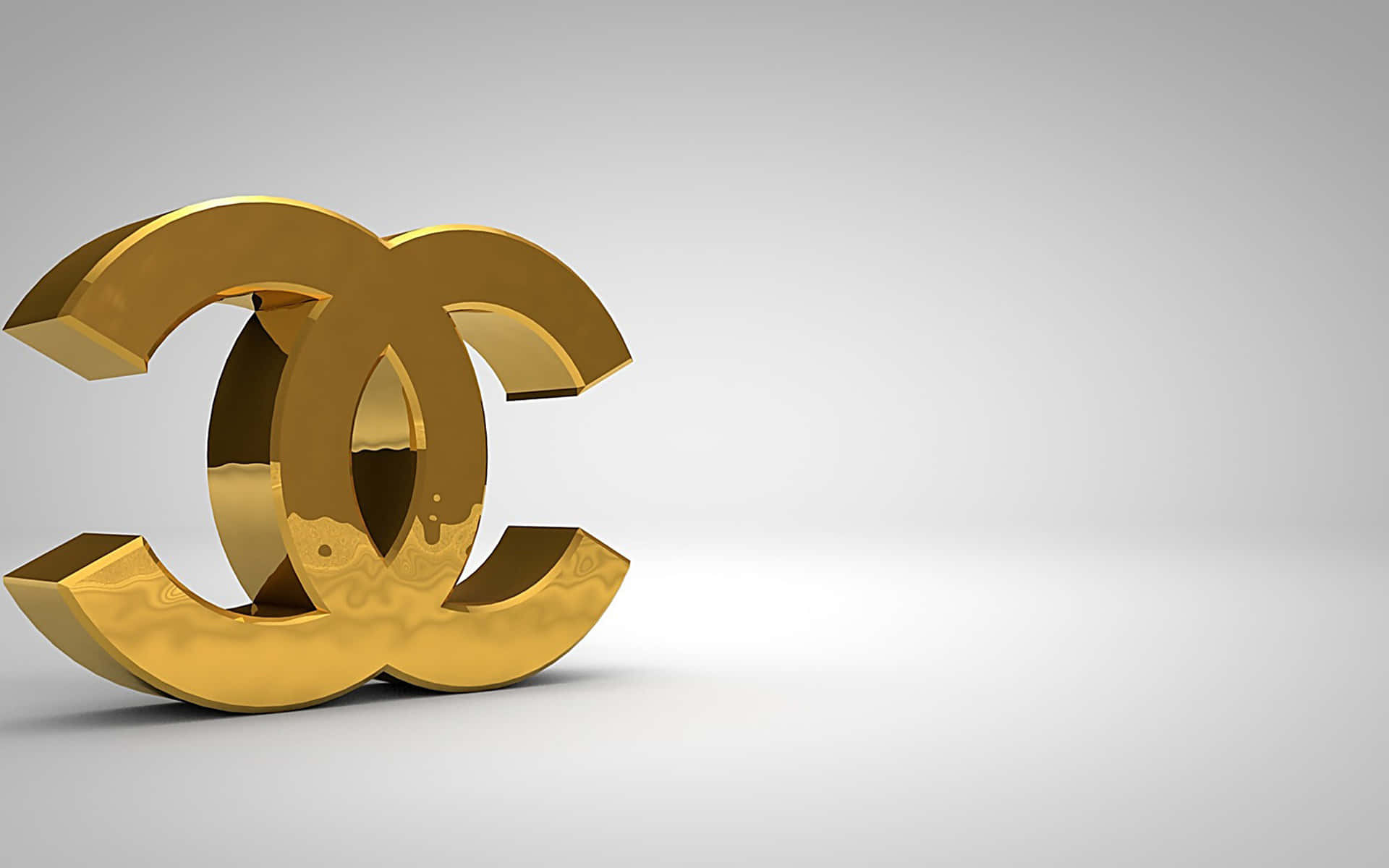 經典永恆的美 壁紙 — 一個閃亮的金色Chanel標誌，以3D呈現，帶有柔和陰影，置於簡約白色背景上。