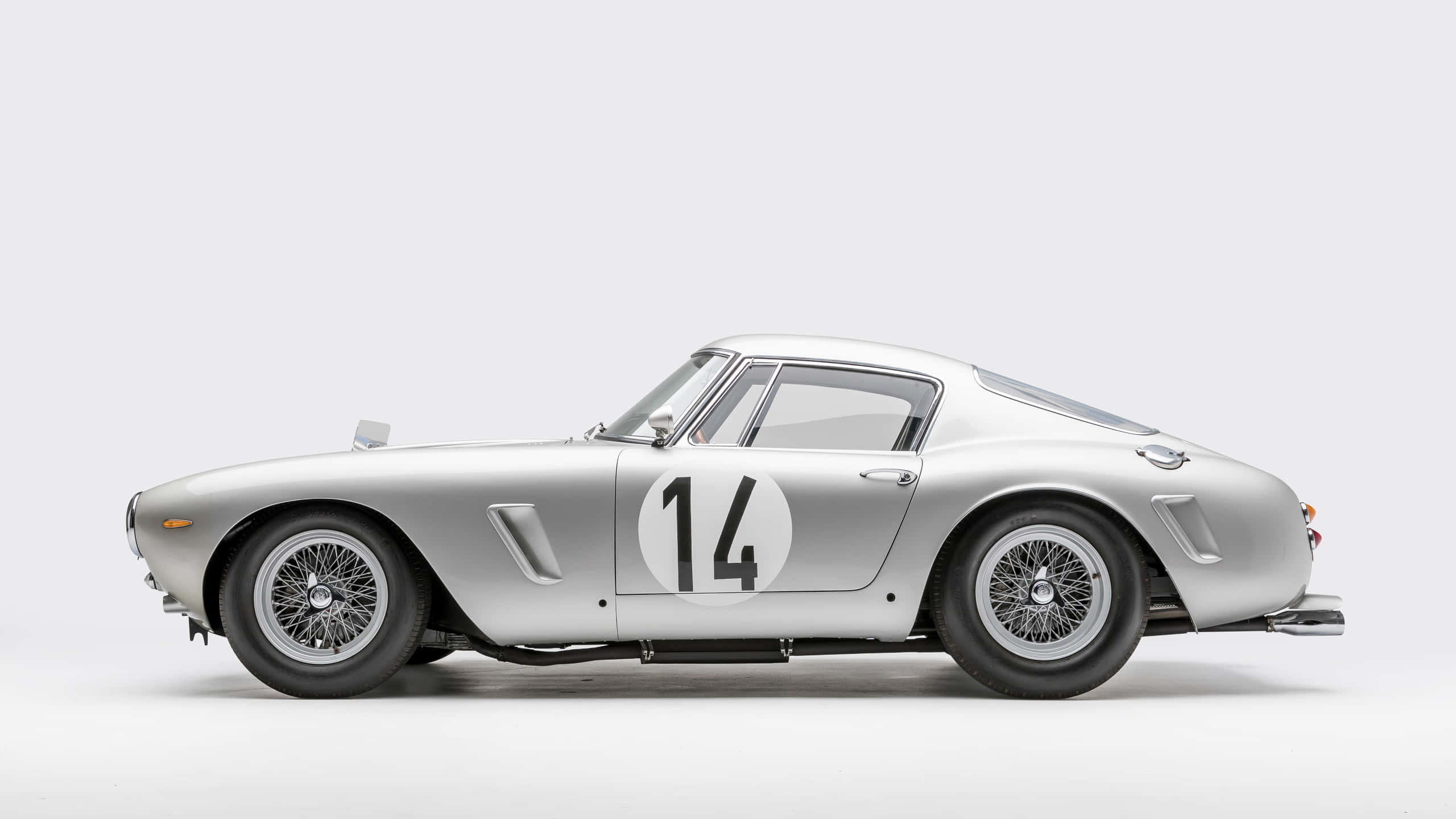 經典法拉利250 GT SWB Competizione 壁紙 — 一架時尚的銀色復古賽車，側面醒目地顯示著14號，停在簡約的白色背景前。