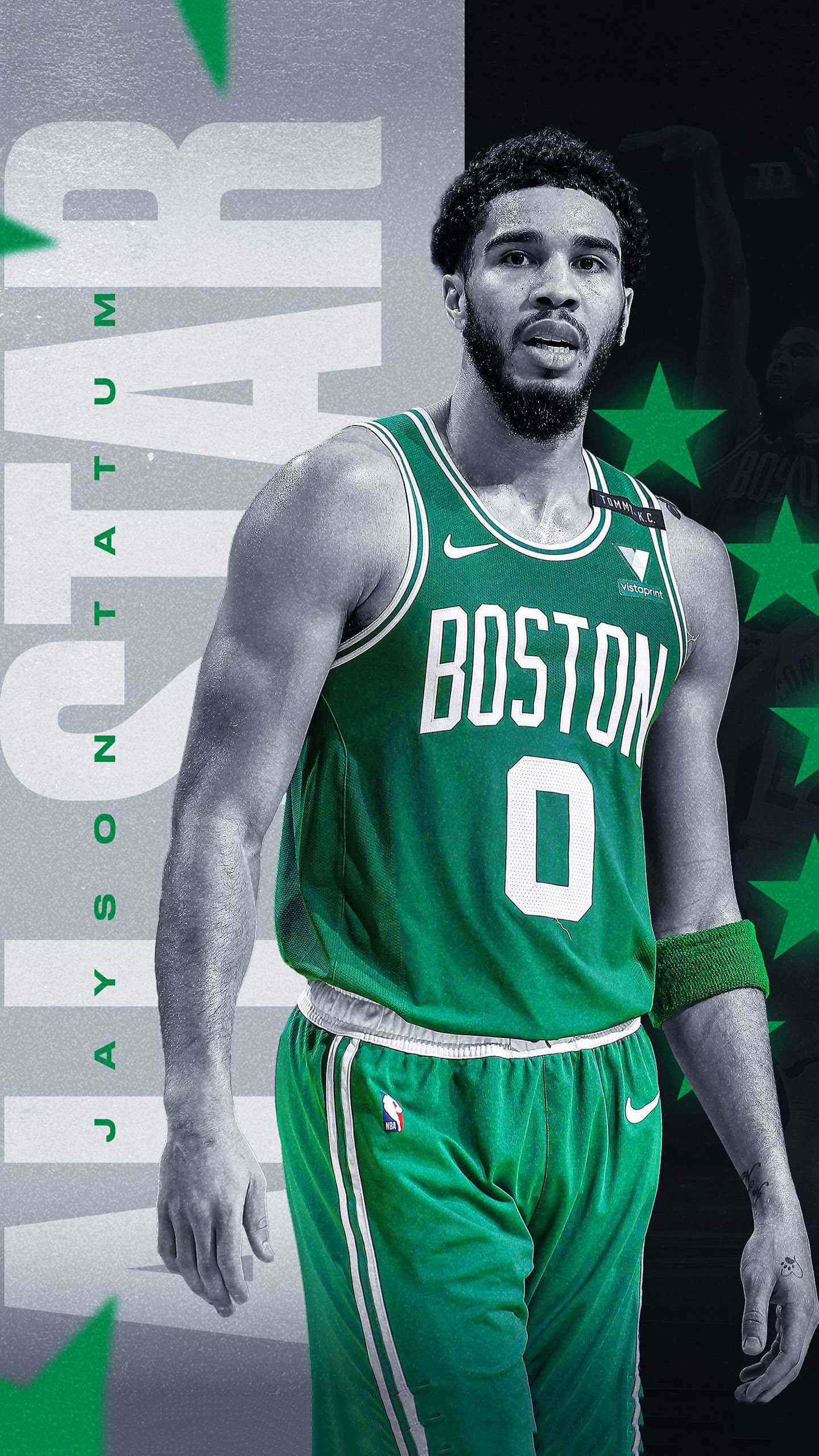 經典波士頓塞爾提克隊賽事瞬間 壁紙 — Jayson Tatum 身穿波士頓塞爾特人綠色球衣，自信地站在帶有星星和粗體字型的風格化圖形背景前。