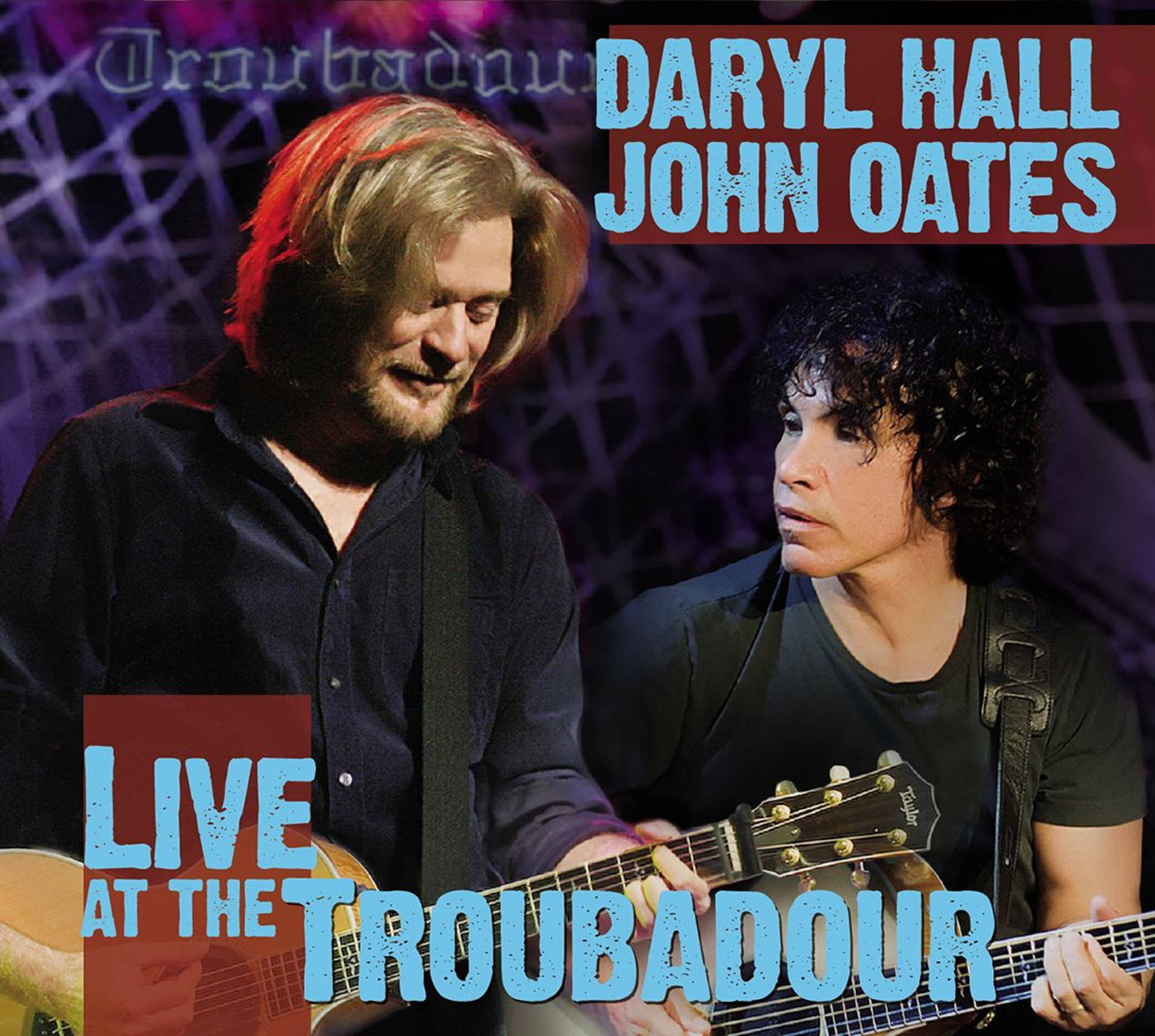 Daryl Hall 和 John Oates 在 Troubadour 的舞台上彈奏結他。