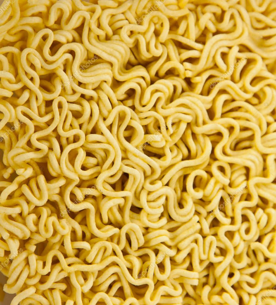 金色波浪即食拉麵微距特寫。