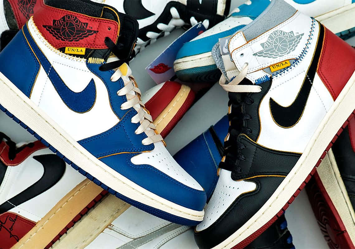 藍、白、黑色調的彩色 Air Jordan 運動鞋堆疊。