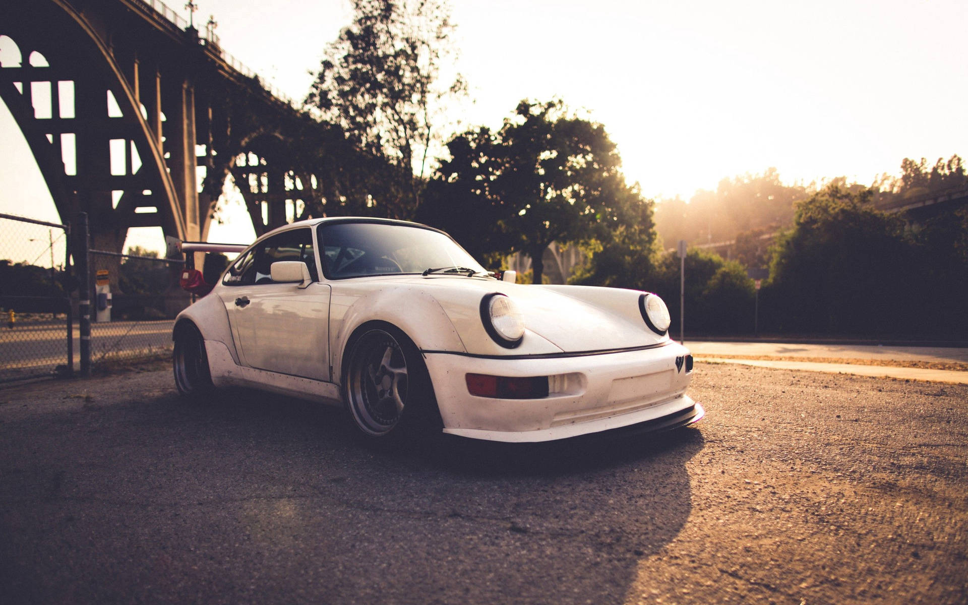 日落時分，白色保時捷911 Turbo停泊在橋下。