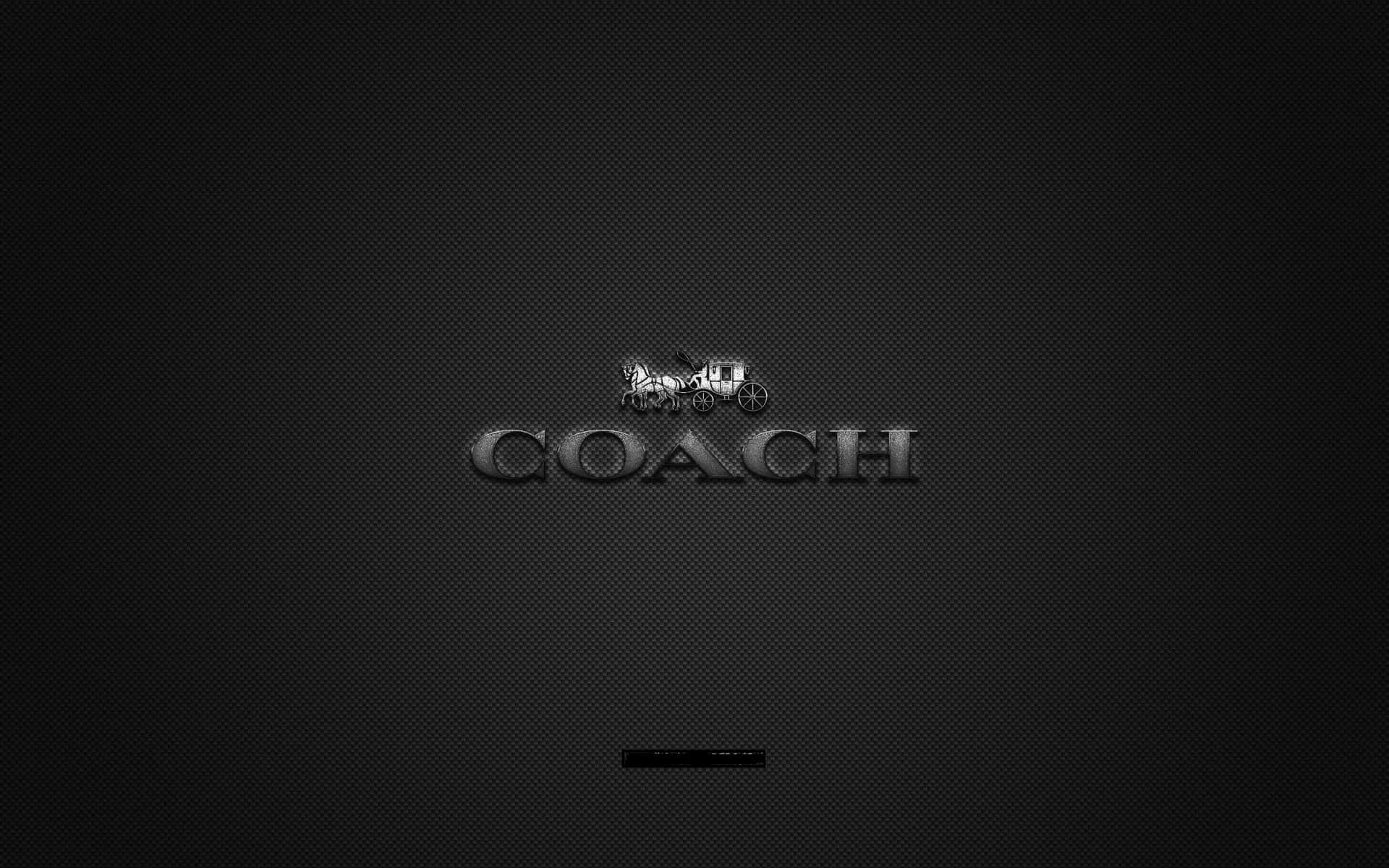 Coach品牌標誌，帶有馬車徽章，置於深色紋理背景上