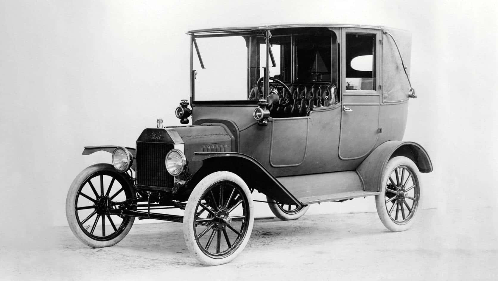 經典黑白工作室照片，展示一輛復古福特Model T汽車。