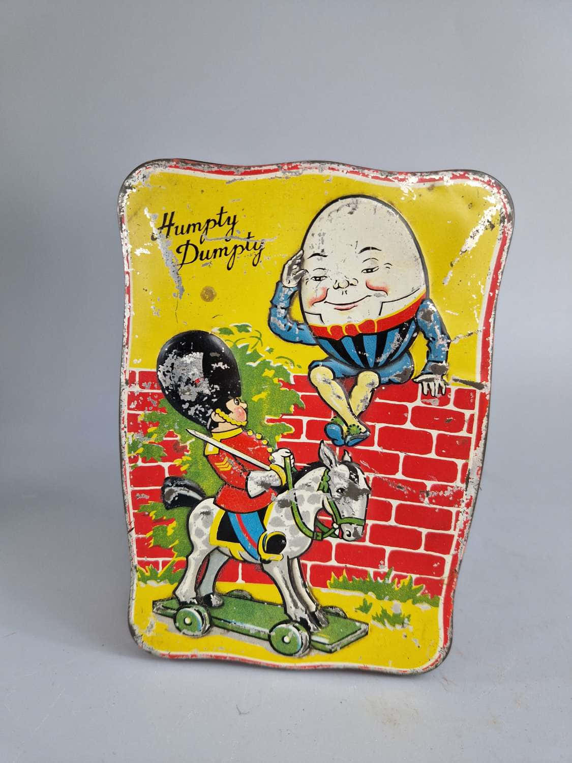 復古錫牌顯示 Humpty Dumpty 在磚牆上，一名士兵騎著帶輪子的馬。 — Stray kids GIF 壁紙