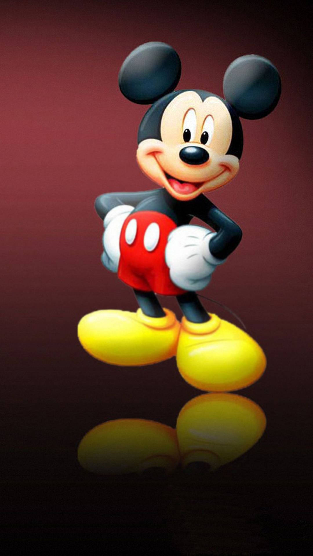 米奇老鼠以經典姿勢微笑，在深色表面上反射。 — 迪士尼 iPhone 壁紙 壁紙