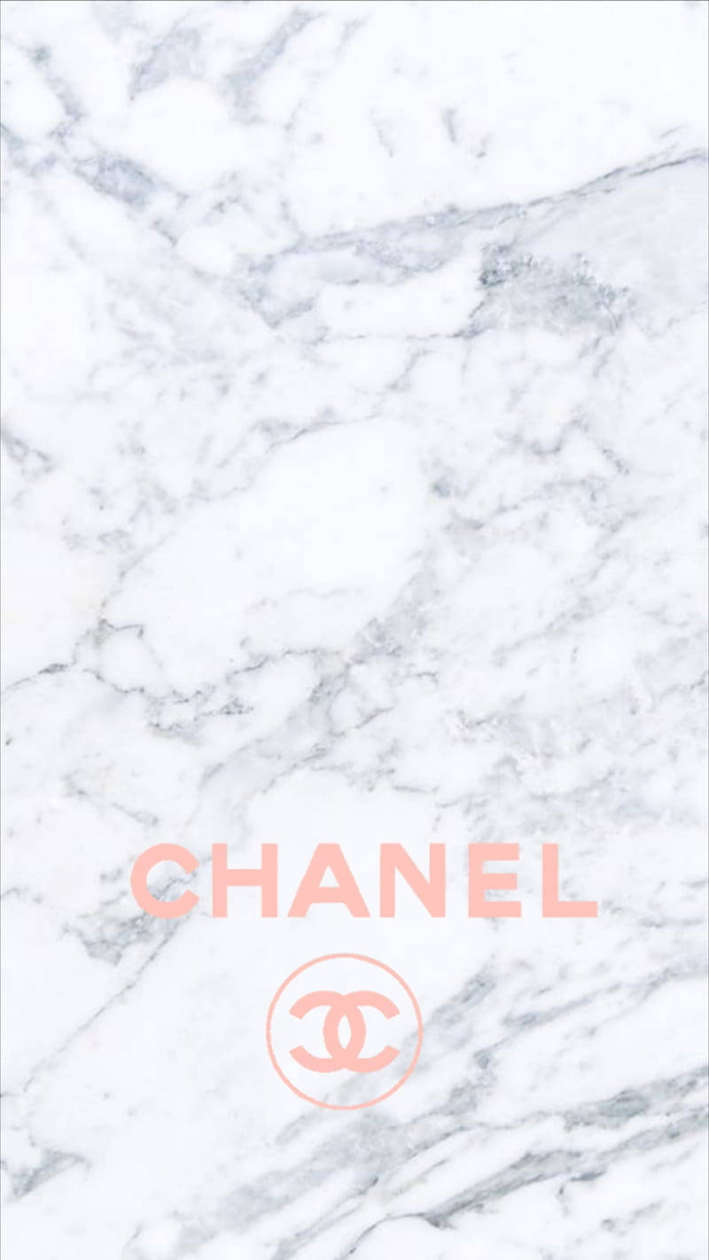 帶有灰色紋理的白色大理石和粉紅色 Chanel 標誌。