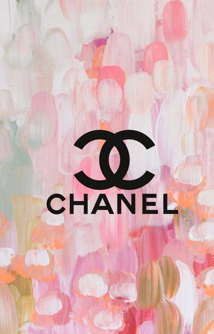Chanel 標誌在抽象粉紅和奶油色繪畫背景上