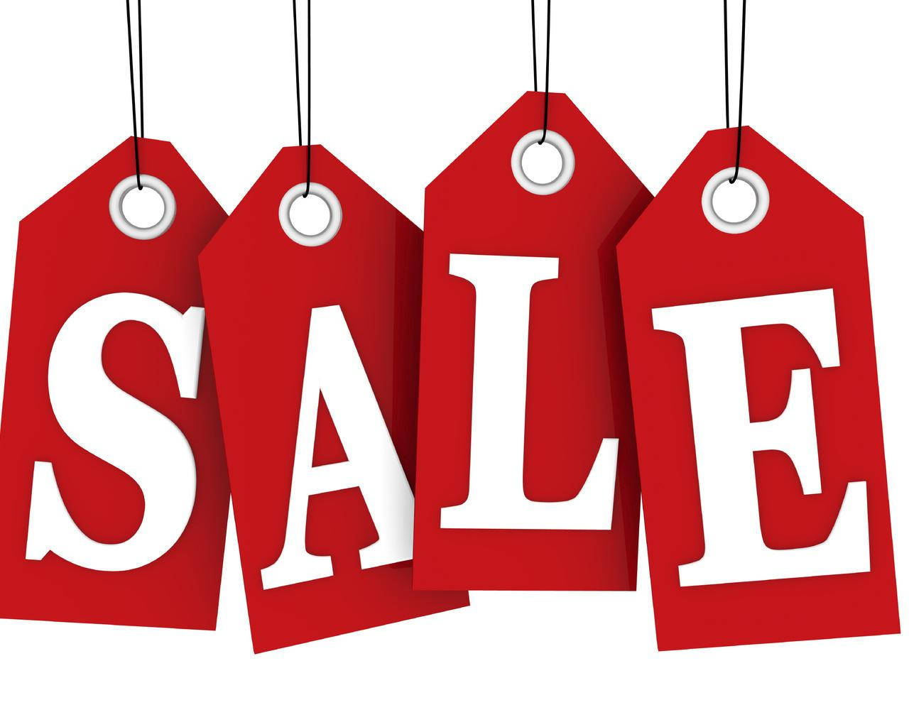四個紅色促銷標籤並排懸掛，用白色字母拼出SALE。