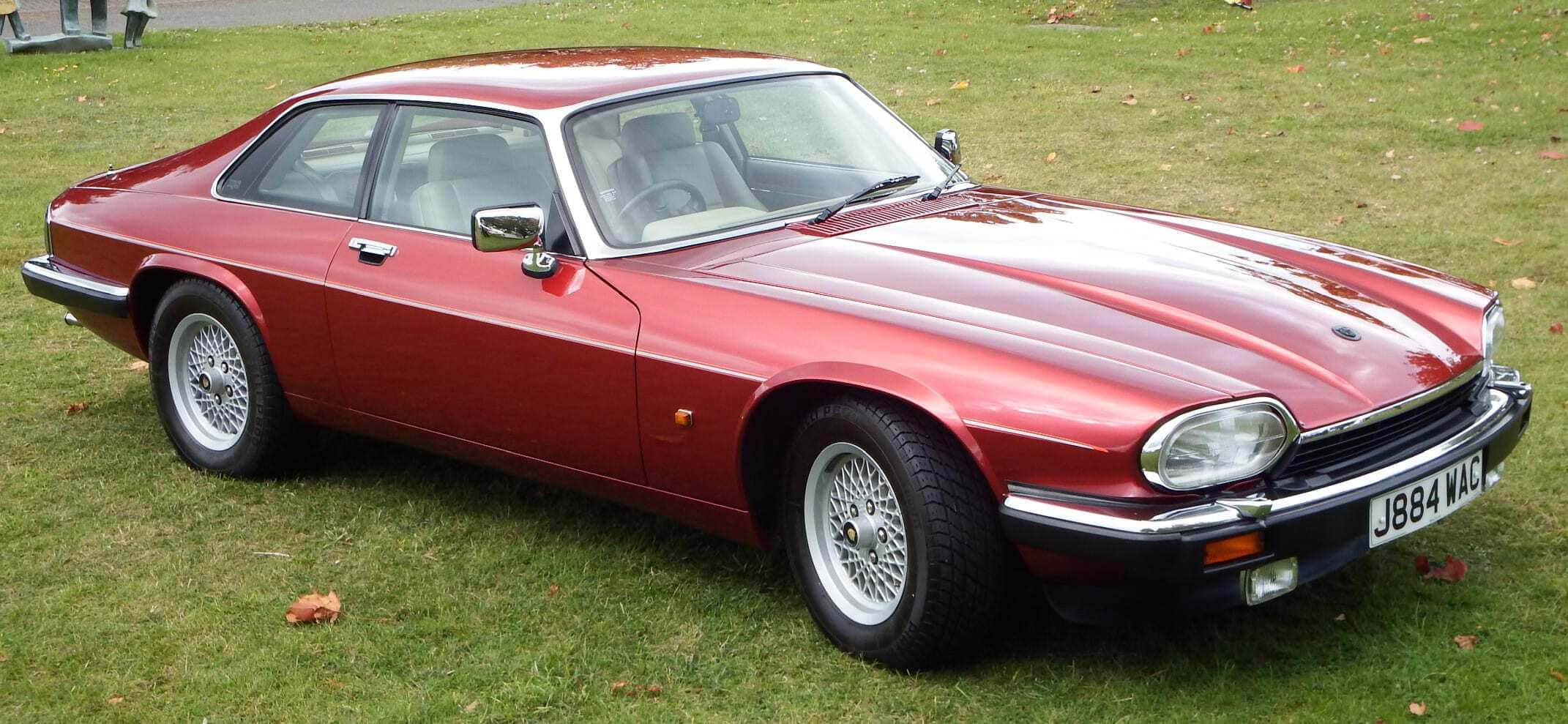 Jaguar Xjs 桌布 壁紙 — 經典紅色積架XJ-S雙門跑車在散落秋葉的草地上閃閃發光。