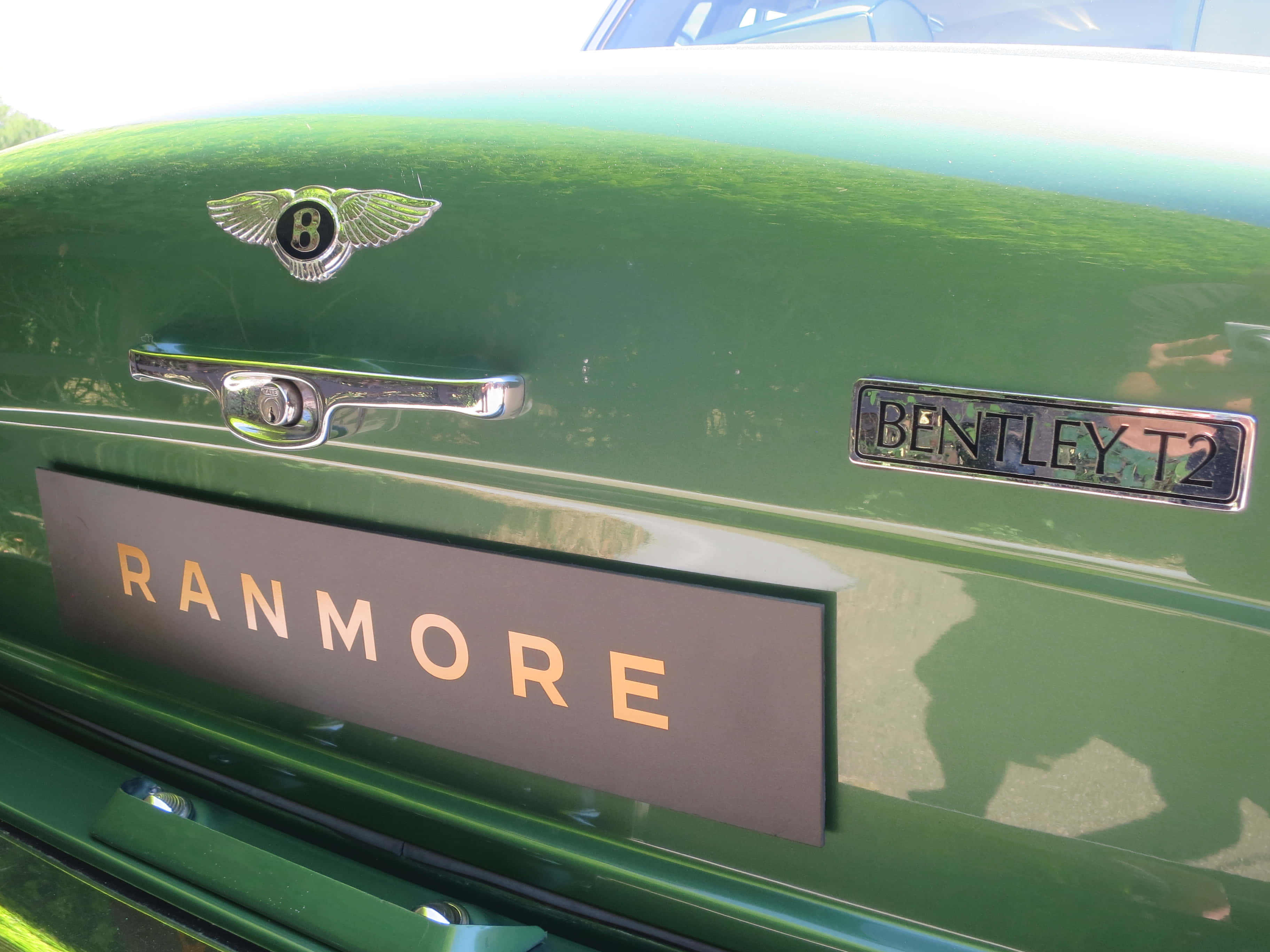 Bentley T2 桌布 壁紙 — 經典綠色賓利T2後車廂特寫，配有翼形「B」標誌和「RANMORE」車牌。