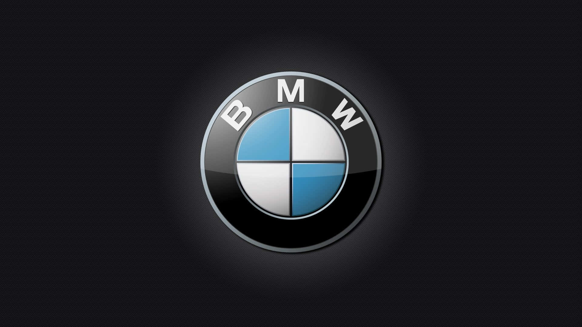 經典藍白BMW標誌 壁紙 — 一個帶有藍色和白色象限的光澤BMW標誌，居中在深色紋理背景上。