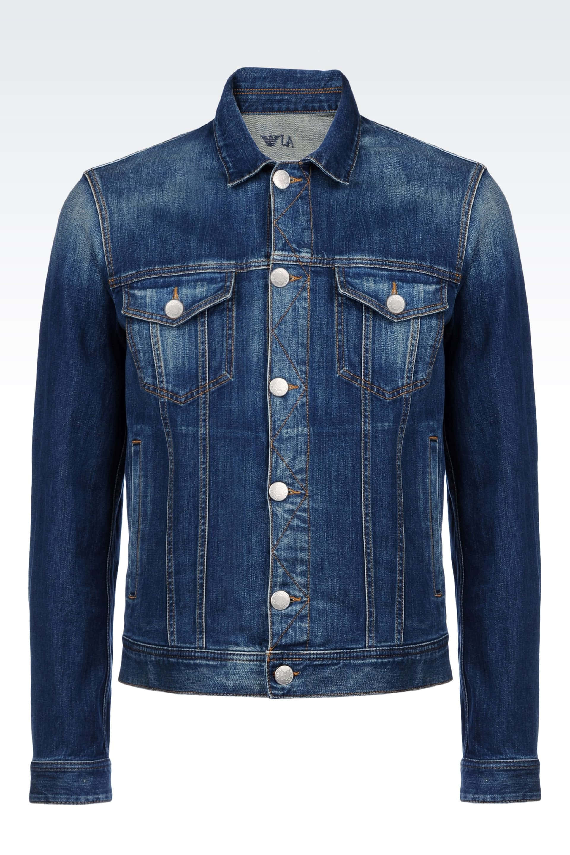 Denim Blue 桌布 壁紙 — 經典藍色牛仔外套，配有銀色鈕扣和胸前口袋，展示在乾淨的白色背景上。