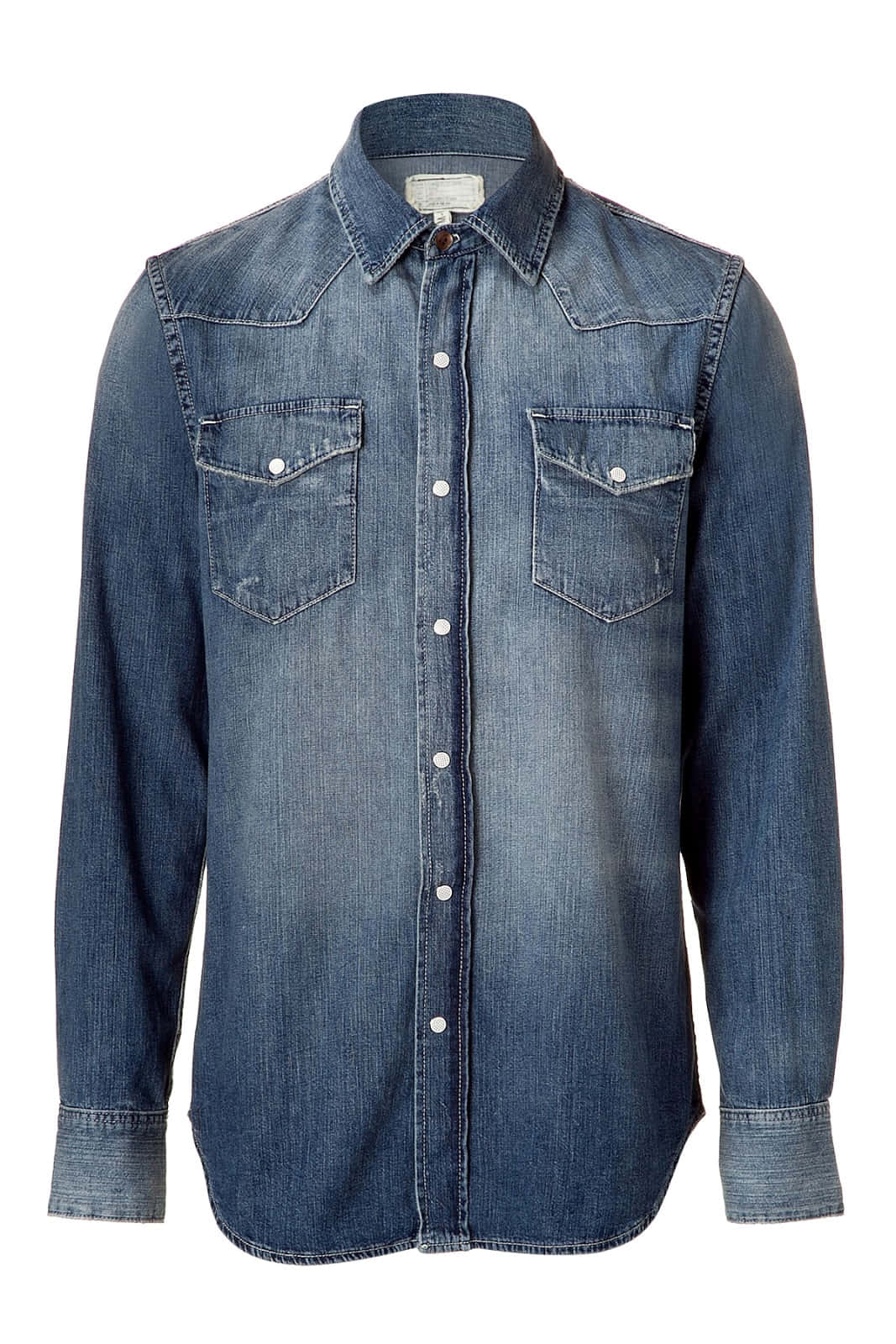 Denim Blue 桌布 壁紙 — 經典藍色牛仔布襯衫，前襟有鈕扣，兩個胸袋，展示在潔白背景上。
