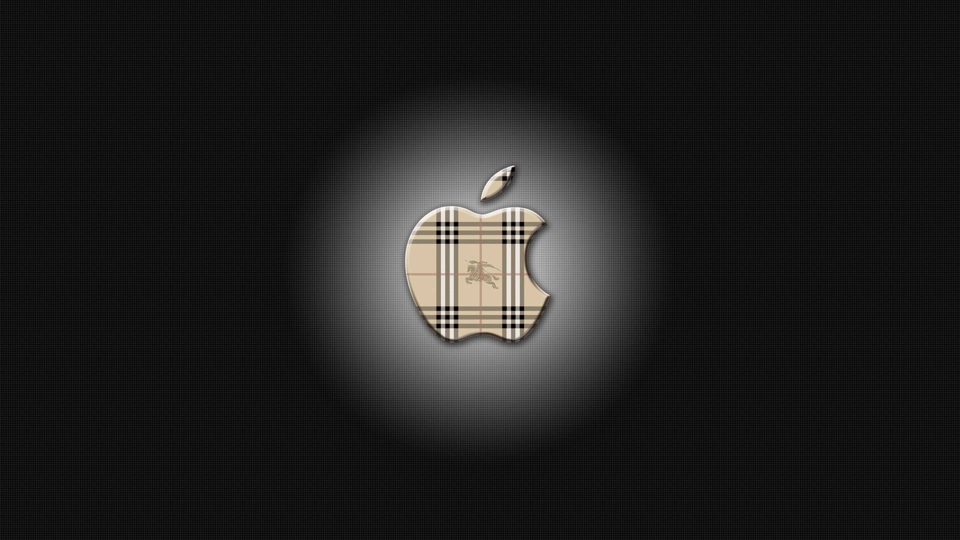 經典融合 — Burberry 遇見 Apple 壁紙 — 發光的Apple標誌，帶有Burberry格紋圖案，居中於深色紋理背景上。