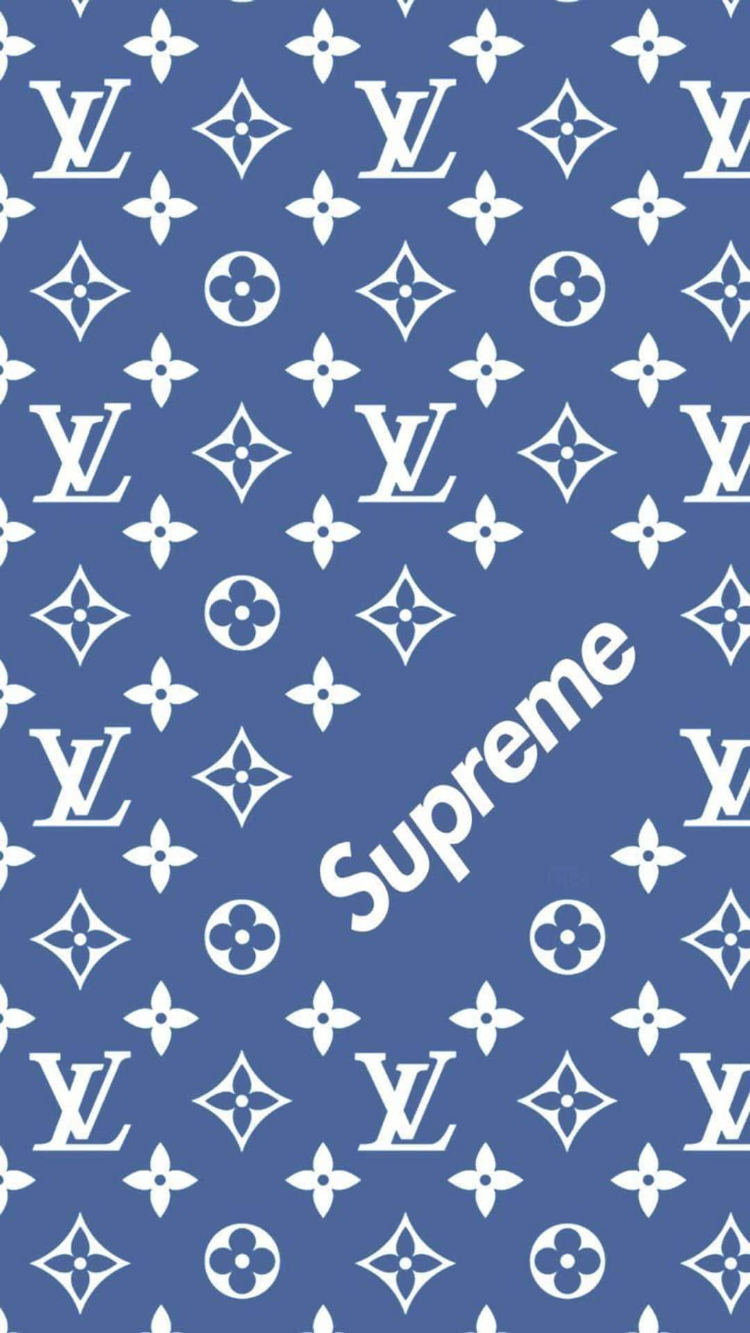 藍色背景，帶有白色 Louis Vuitton 字母組合和對角 Supreme 標誌。