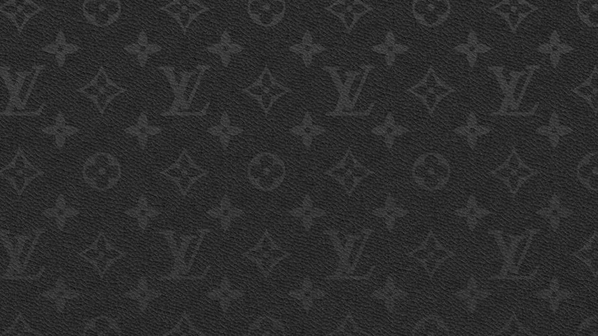 深色紋理皮革，帶有重複的字母組合圖案。