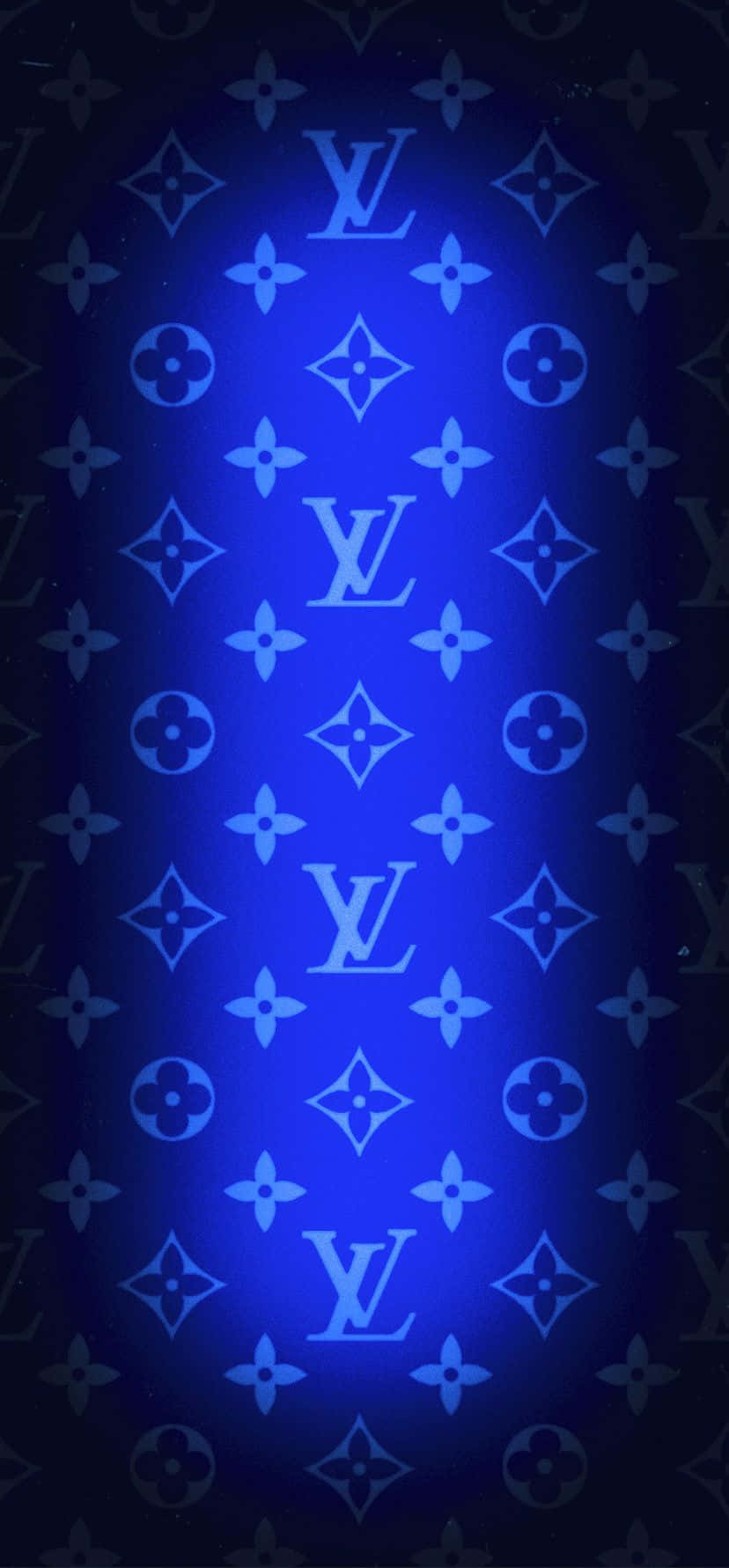 黑暗背景上發光的藍色 Louis Vuitton 字母組合圖案。