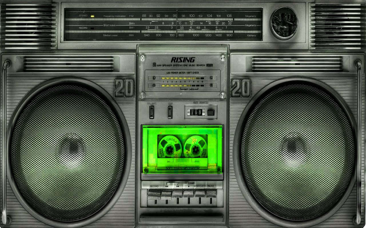 復古手提音響，帶有發光綠色卡式磁帶和大揚聲器。