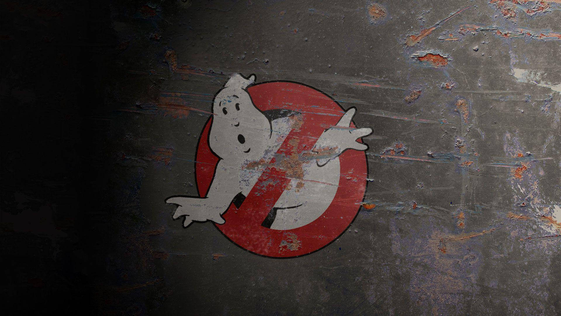 生鏽金屬牆上的Ghostbusters標誌，油漆剝落。