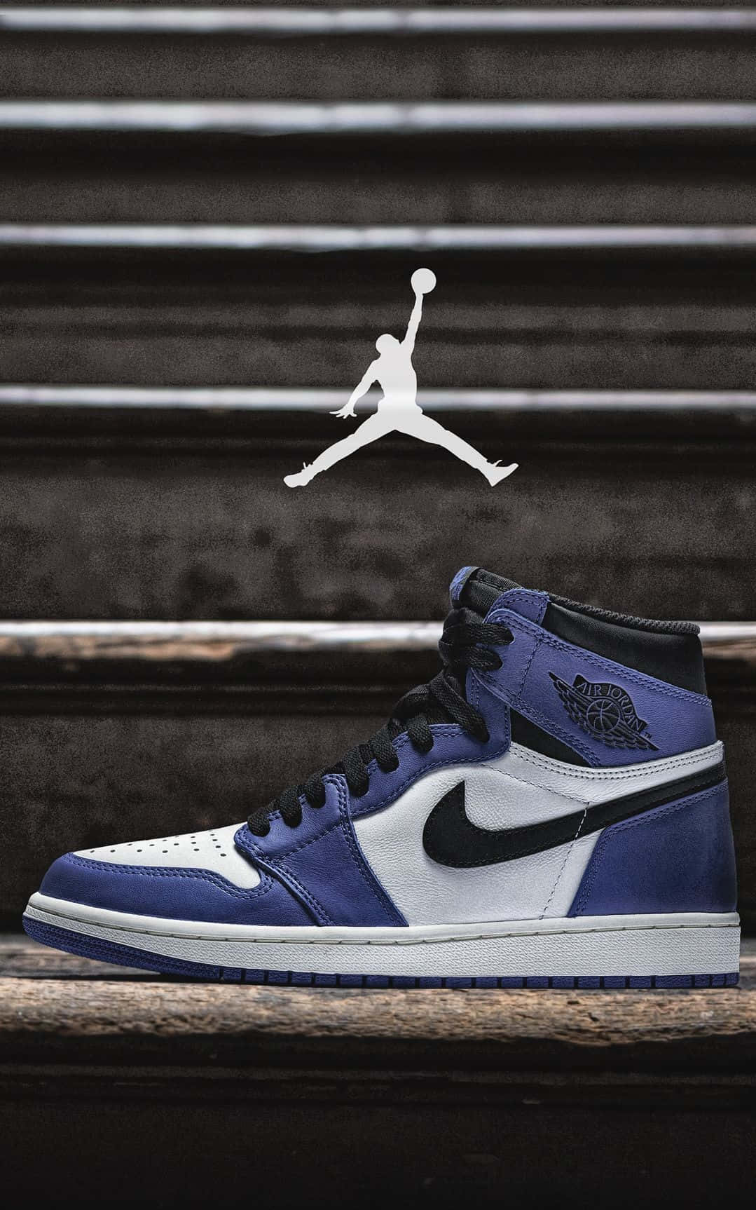 經典風格 - Nike Air Jordan 壁紙 — 一雙藍白色Jordan 1波鞋放在經風化的木樓梯上，上方浮現白色Jumpman標誌。