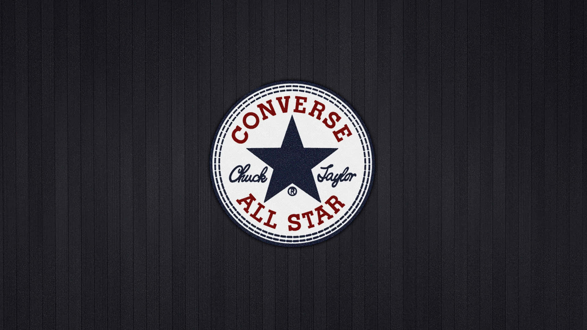深色條紋背景上的 Converse Chuck Taylor All Star 標誌。
