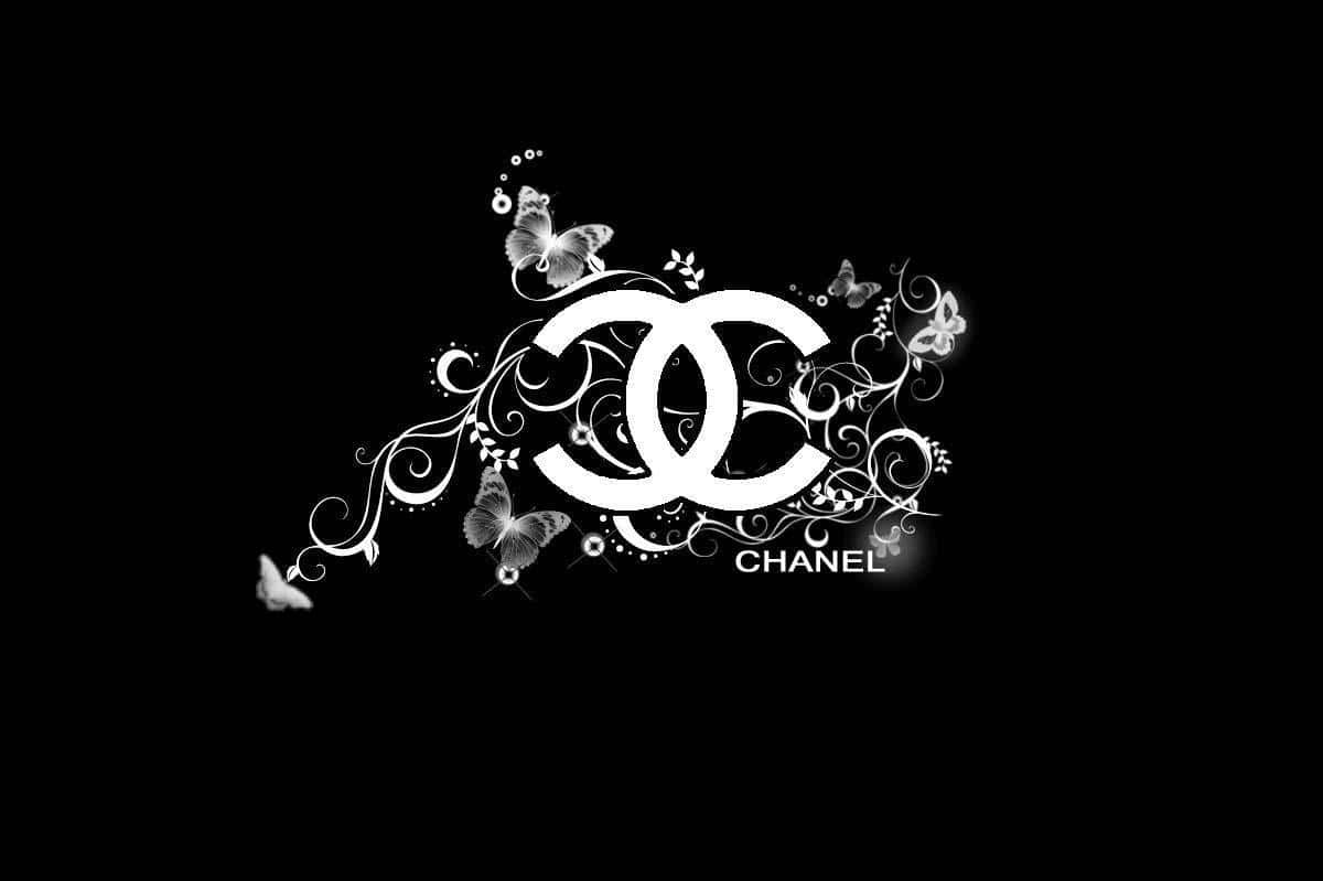 黑色背景上帶有蝴蝶和漩渦的Chanel標誌