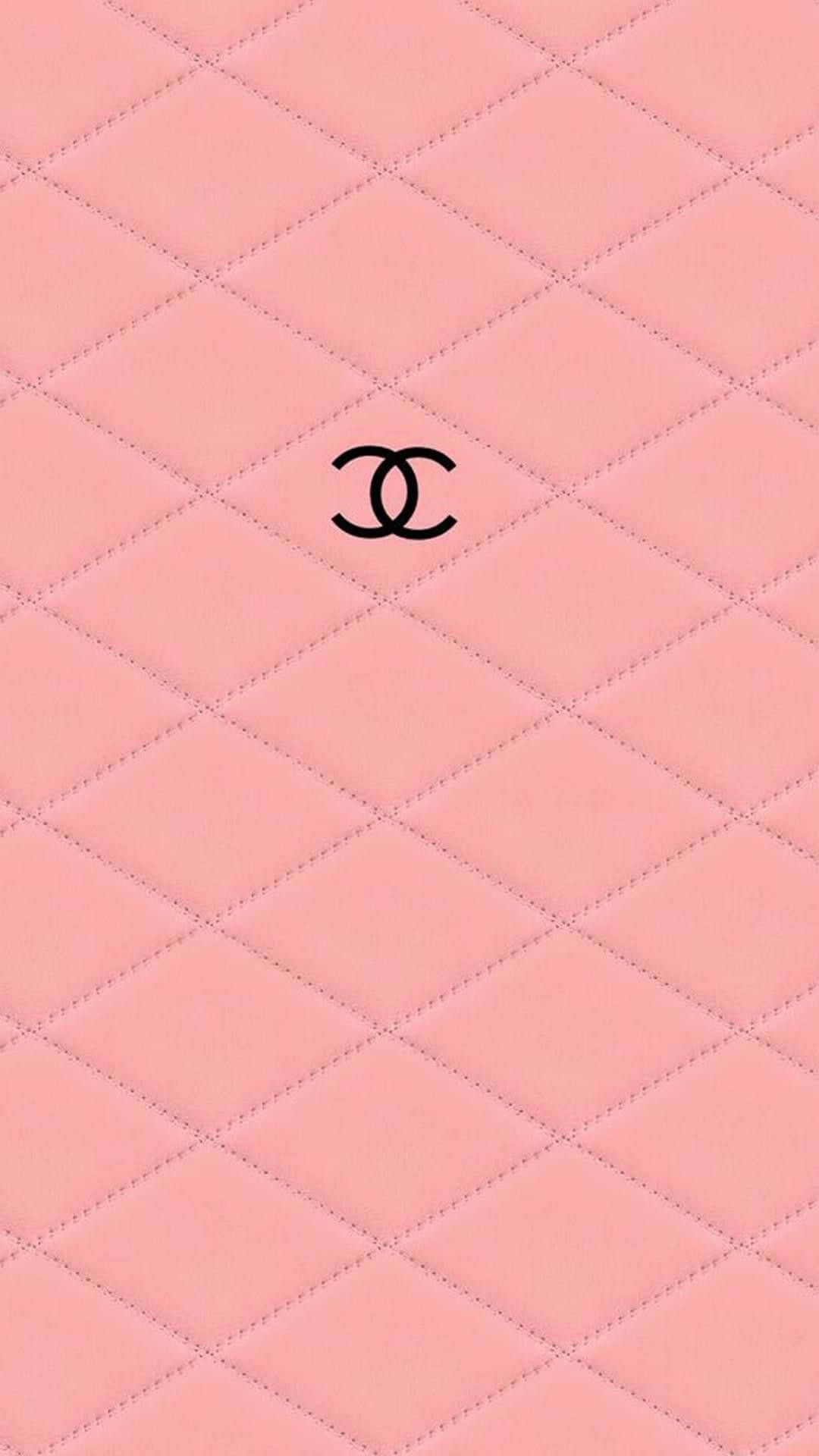 粉紅色絎縫皮革，中央帶有黑色 Chanel 標誌。