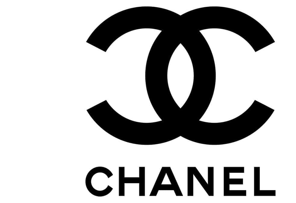 Chanel標誌，帶有互鎖CC和品牌名稱，黑色在白色上。