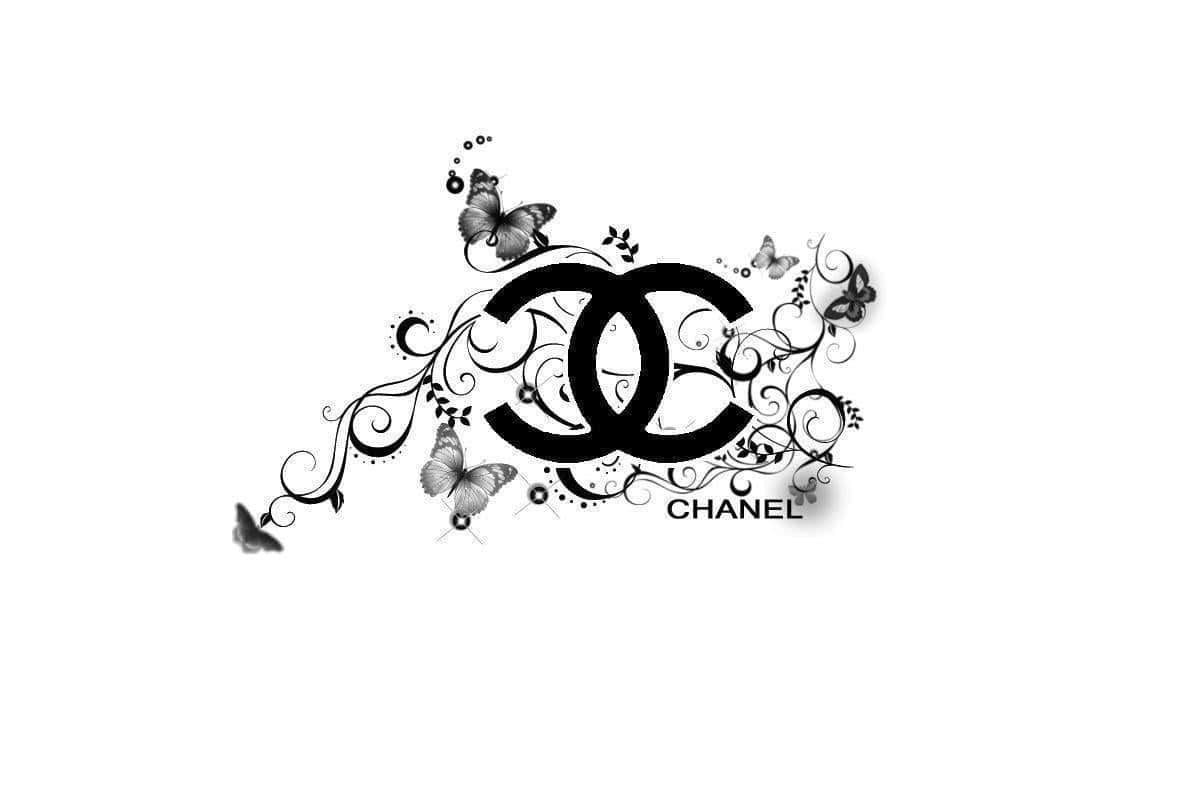 黑白 Chanel 標誌，帶有蝴蝶和漩渦紋。