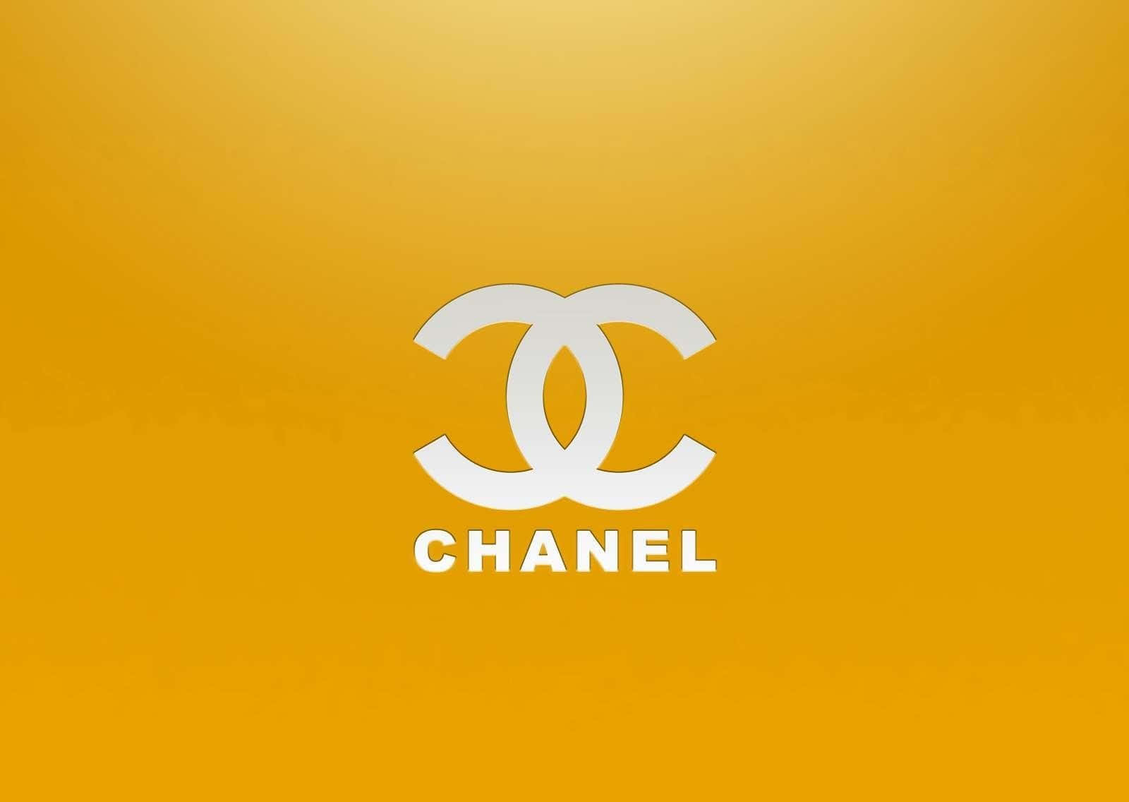白色 Chanel 標誌在金色黃色漸變背景上。