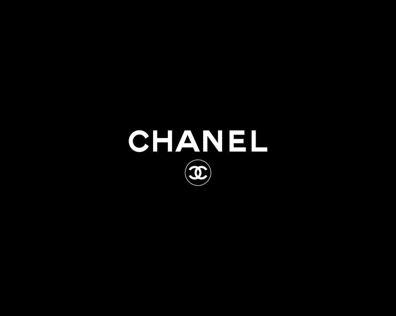Chanel 標誌和互鎖的 CC 標誌在黑色背景上。
