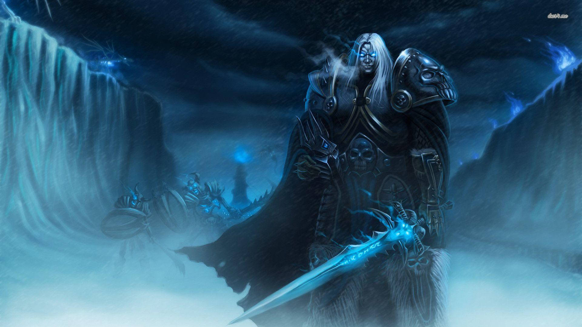 經典魔獸世界巫妖王 壁紙 — 一個身穿暗色盔甲、手持發光藍色劍的人物，站在風暴天空下的冰凍洞穴中。