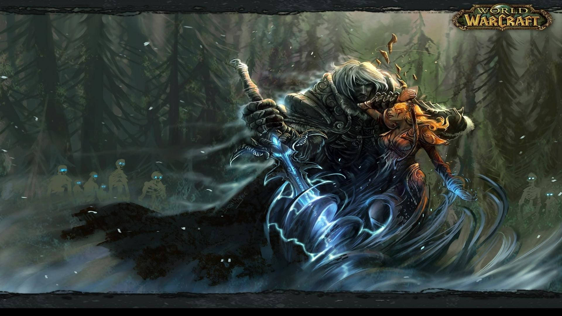 經典魔獸世界巫妖王殺戮場景 壁紙 — 一個戴著兜帽的戰士在迷霧森林中揮舞著發光的藍色劍，而幽靈般的身影潛伏在陰影中。