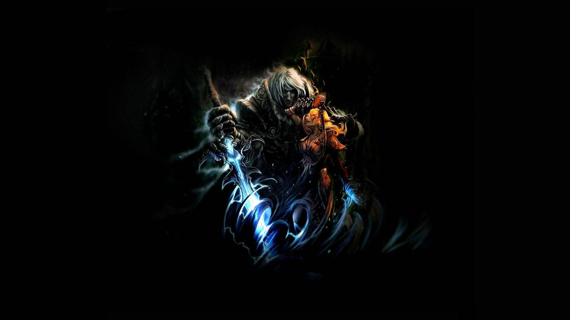 經典魔獸世界巫妖王藝術圖 壁紙 — 一個黑暗奇幻戰士，手持發光藍劍，身穿火橙色盔甲，站在黑色虛空中。