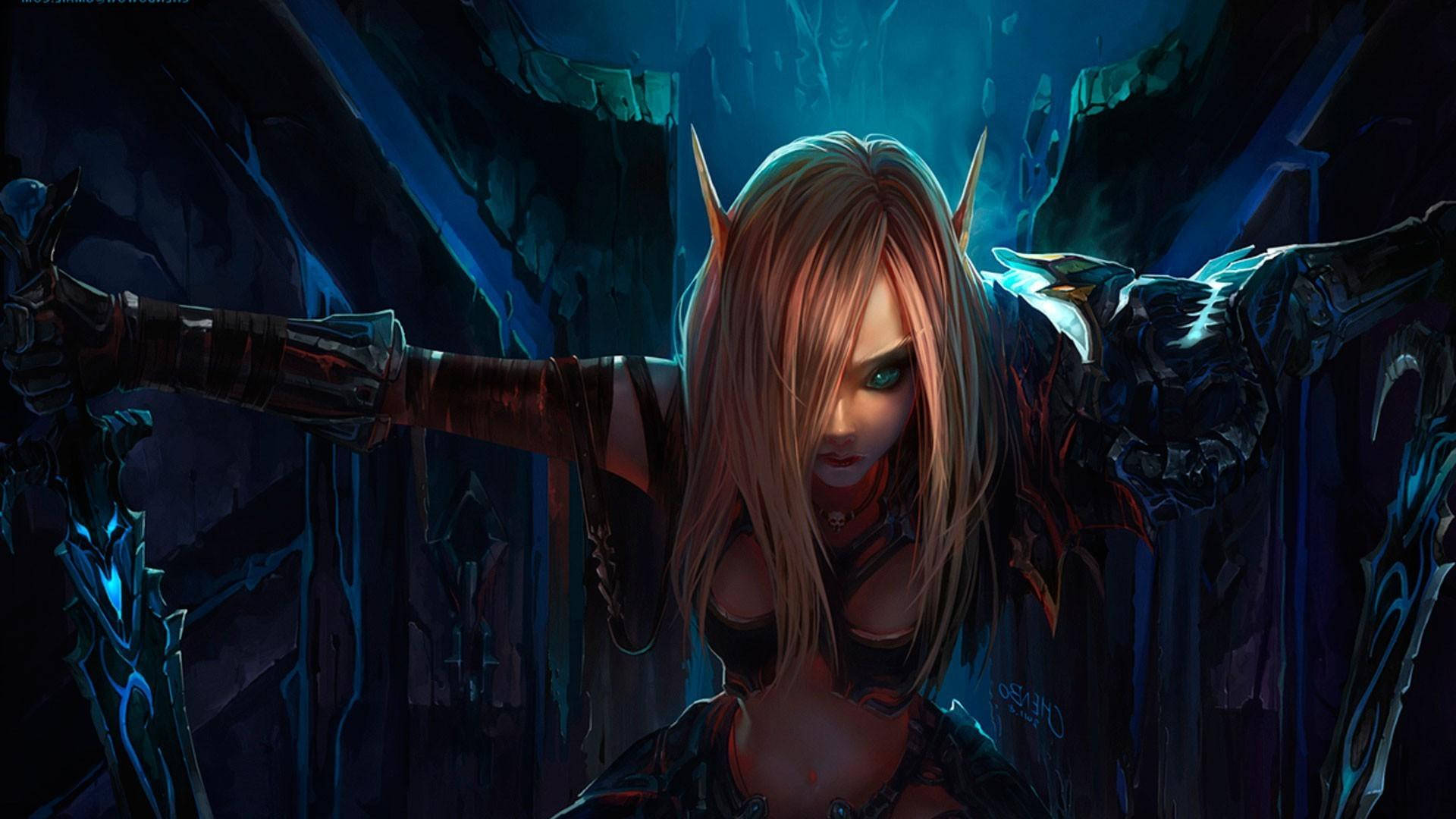 經典魔獸世界盜賊精靈 壁紙 — 一個兇猛的精靈戰士，眼睛發光，手持雙刃，站在深藍色的洞穴般的地下城中。
