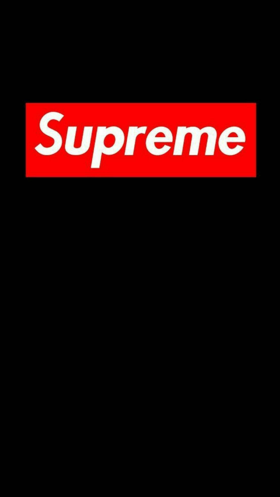 經典黑底Dope Supreme 壁紙 — 在純黑色背景中央，一個大膽的紅色長方形內有白色 'Supreme' 文字。