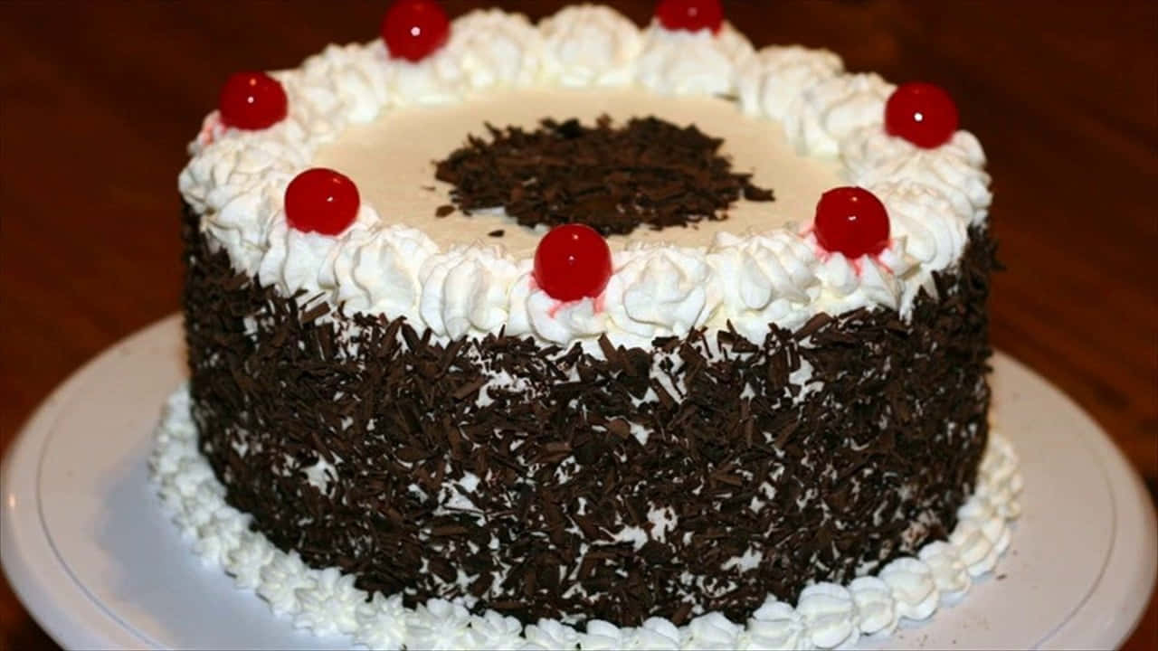 Black Forest Cake 桌布 壁紙 — 經典黑森林蛋糕，上面飾有忌廉、朱古力碎和鮮紅櫻桃。