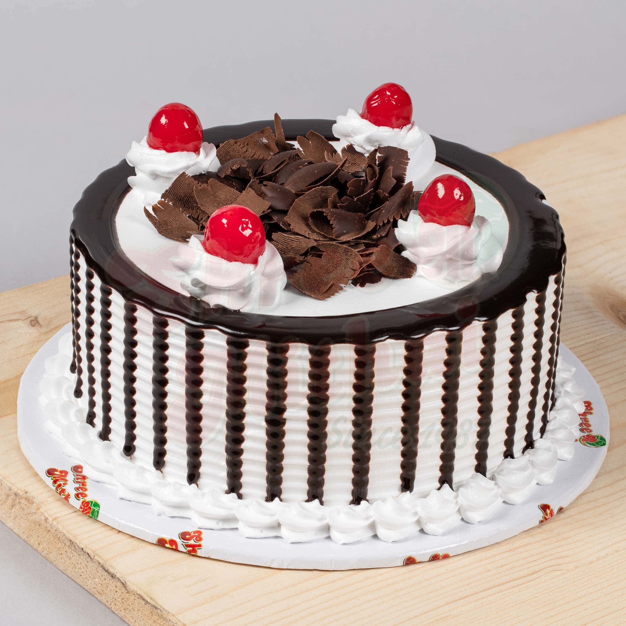 Black Forest Cake 桌布 壁紙 — 經典黑森林蛋糕，配上朱古力醬和櫻桃，放在木板上。