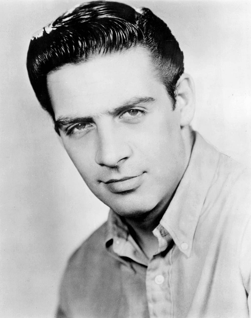 Actor Jerry Orbach Vintage Portrait Shot 壁紙 — 經典黑白肖像，一位英俊男士梳著向後梳的頭髮，帶著自信的眼神。