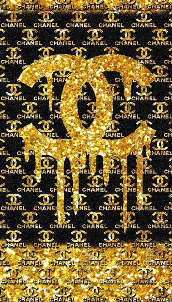 經典黑白香奈兒標誌 壁紙 — 黑色背景上重複著金色 Chanel 標誌，中央有一個閃閃發光滴落的 CC 標誌。