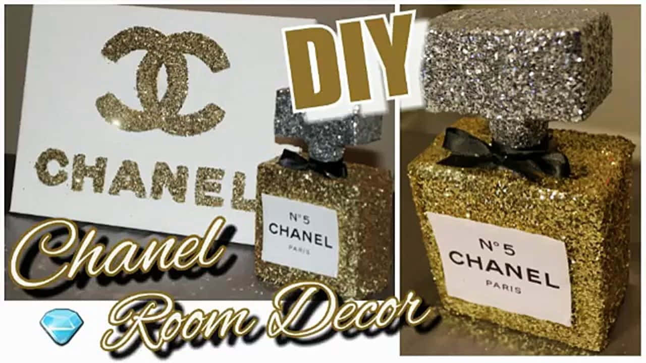 經典黑白香奈兒標誌 壁紙 — DIY 閃粉覆蓋的 Chanel 香水瓶裝飾，帶有金色和銀色閃粉及黑色蝴蝶結。