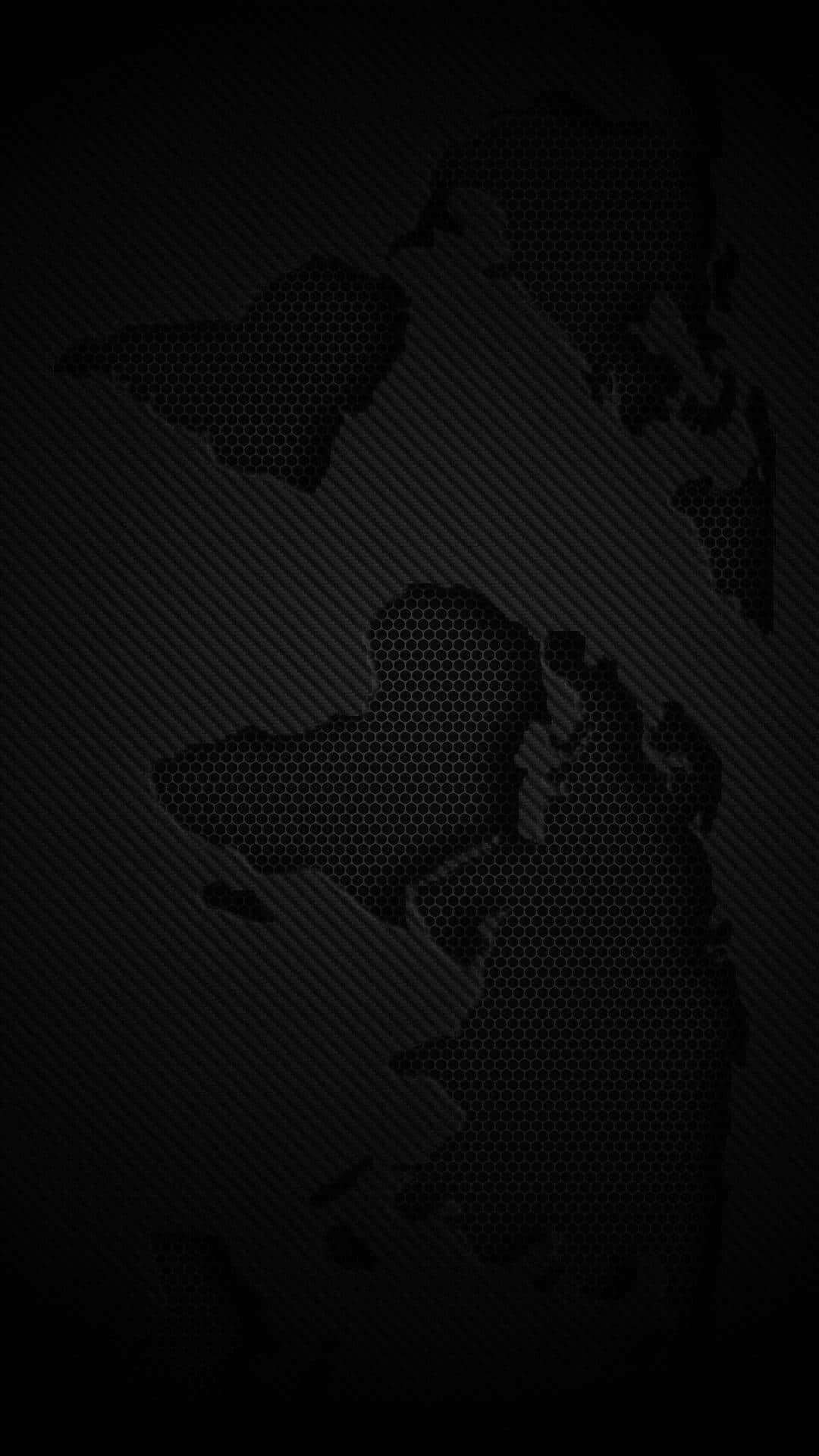 經典黑色iPhone於暗色背景中展現風采 壁紙 — 碳纖維背景上帶有六邊形紋理的深色世界地圖輪廓。