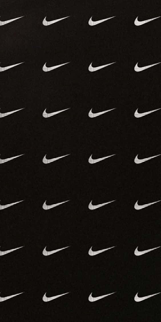 黑色背景上以網格圖案重複出現白色Nike swoosh標誌。