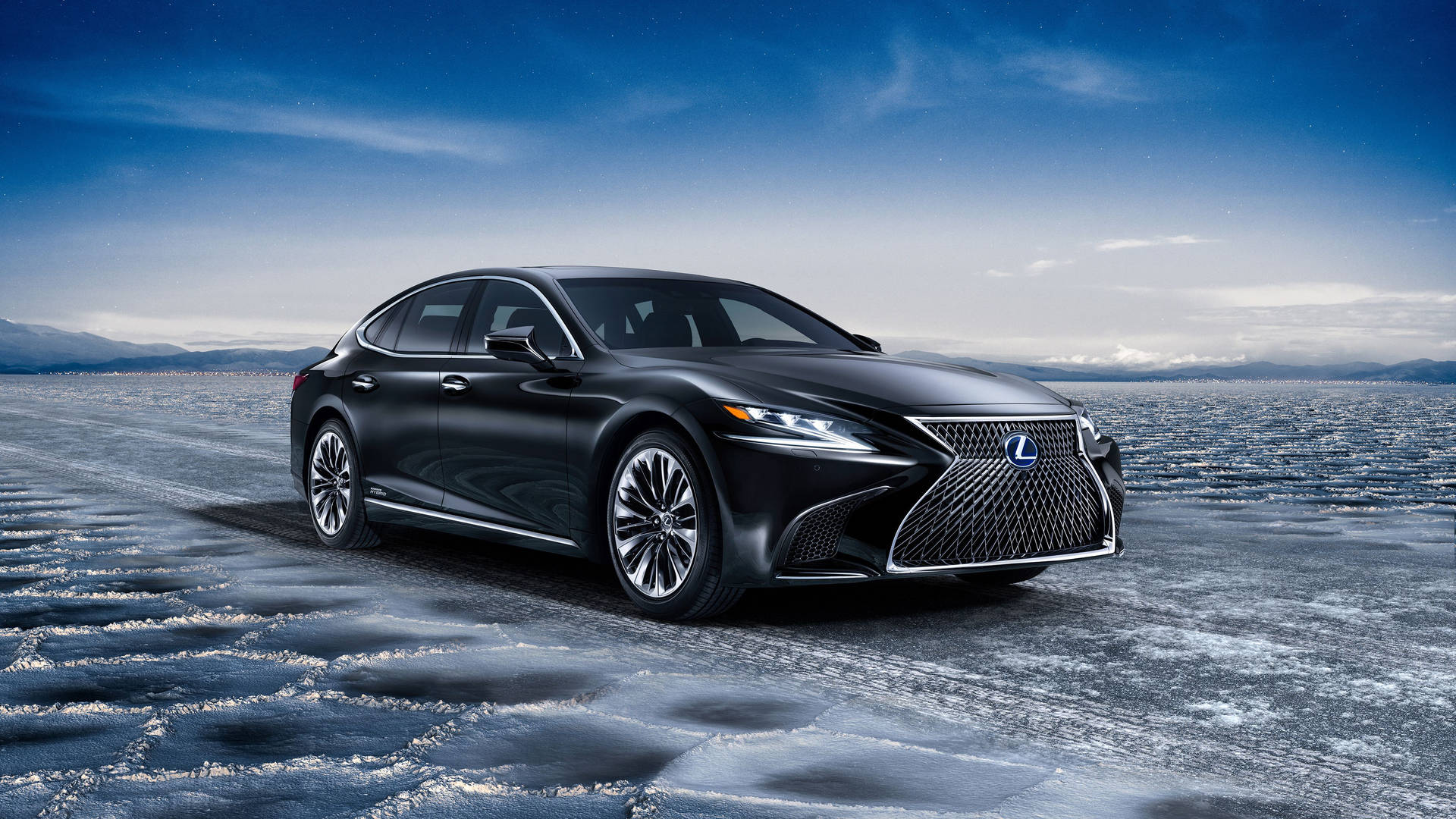 黑色Lexus房車在夜間冰凍湖上，星空和山脈